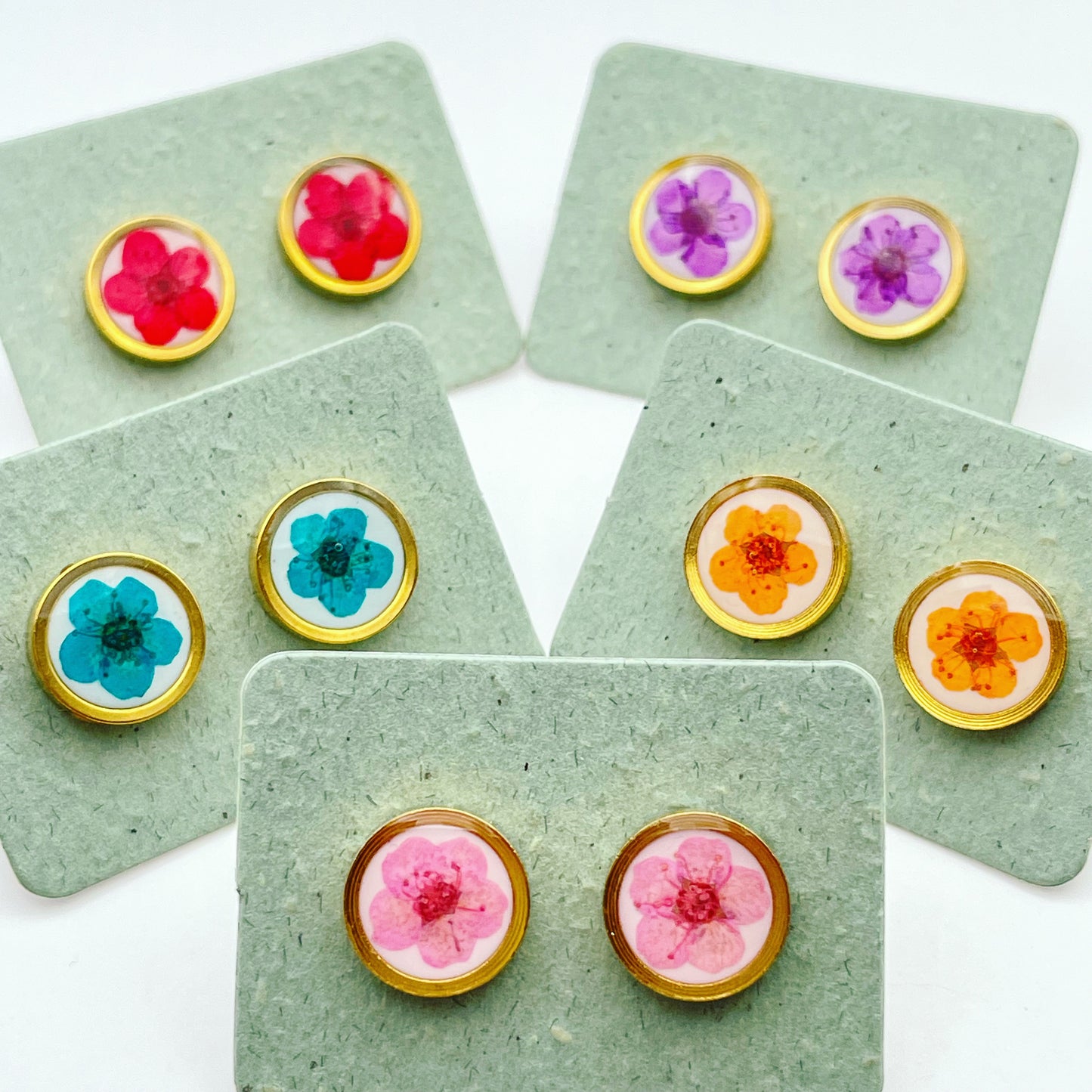 Stud earrings with colourful flowers in 10mm