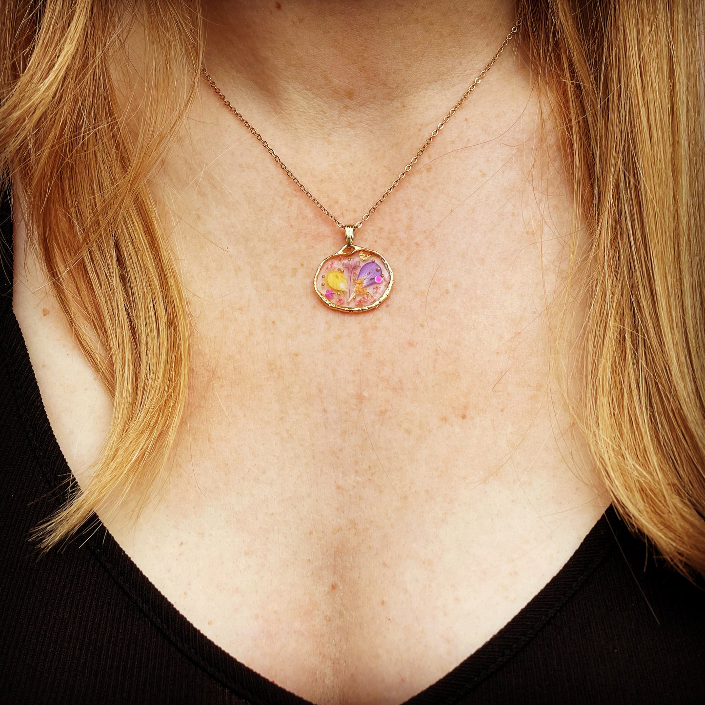 Bespoke customisable pendant necklace with real flowers