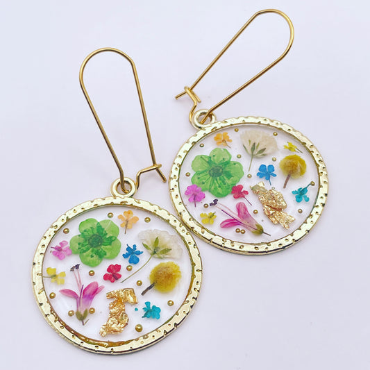 Statement earrings with colourful flowers in gold
