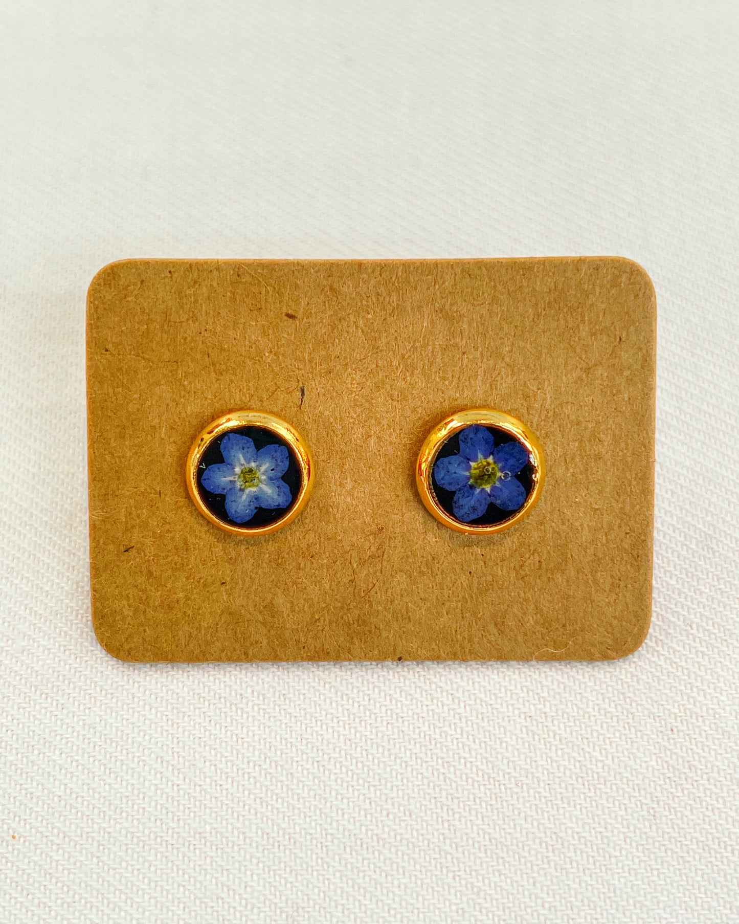 Stud earrings with forget-me-nots in black lacquer, in 6 or 10mm
