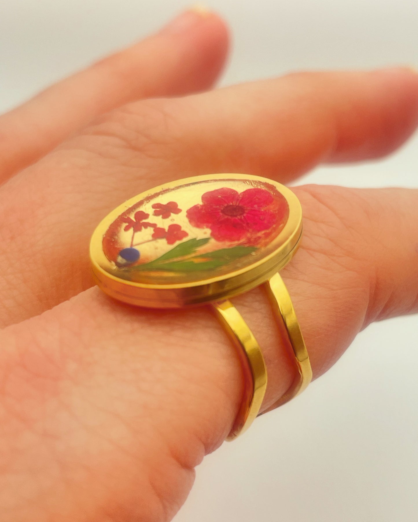 Cocktail ring with red flowers in oval shape