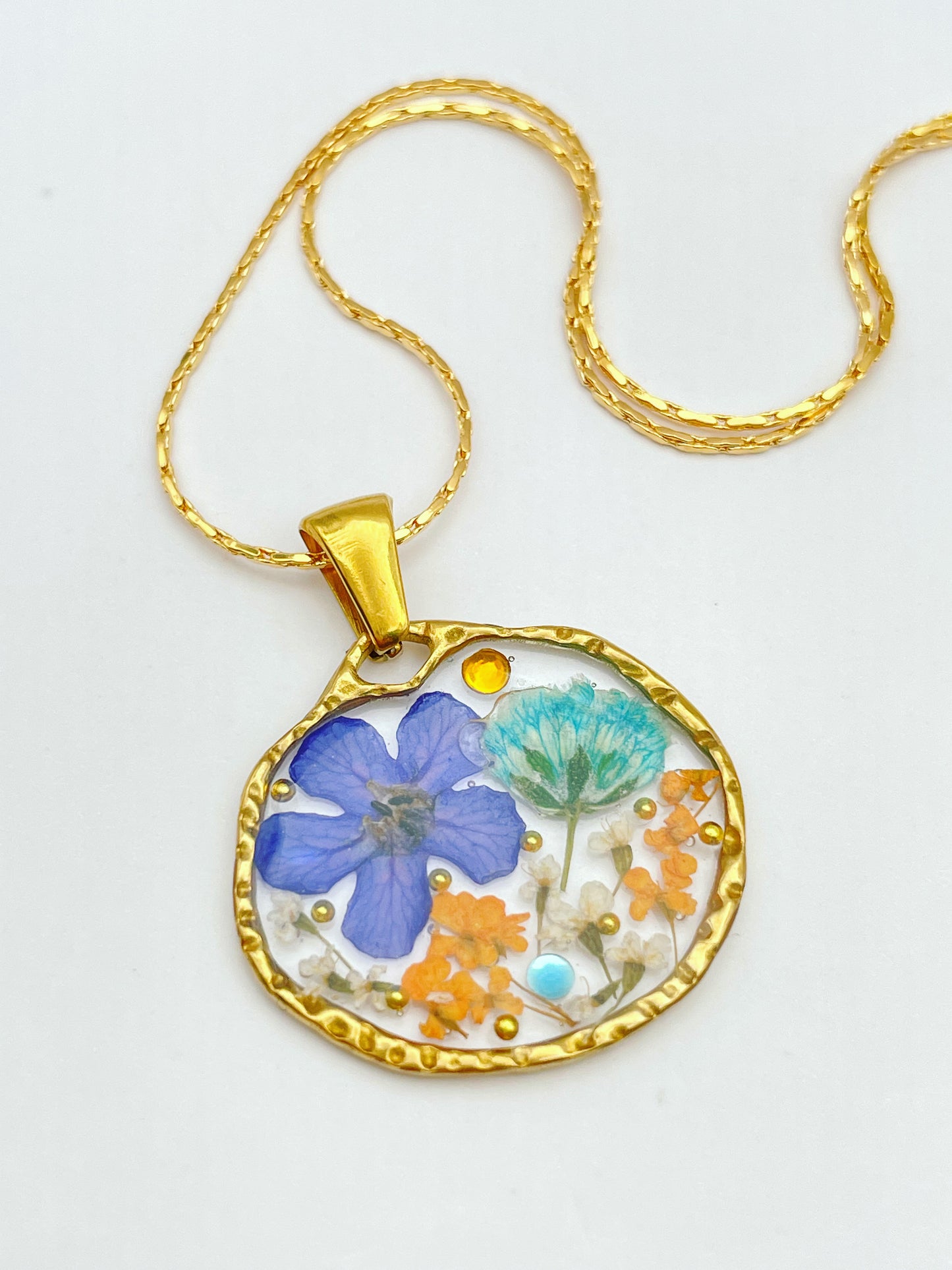 Pendant necklace with vintage colour flowers in gold or silver