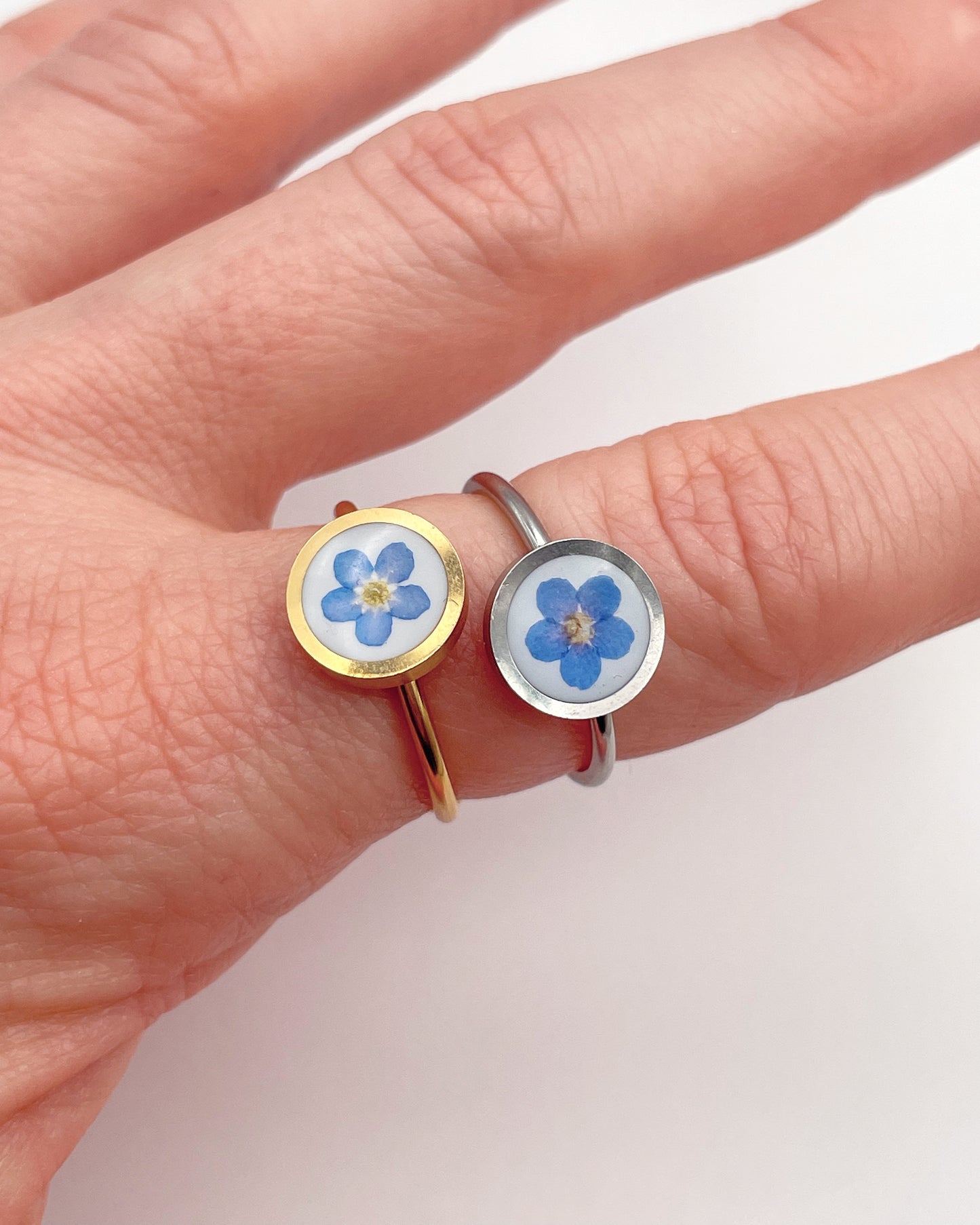Mini circle ring with forget-me-not in  8mm
