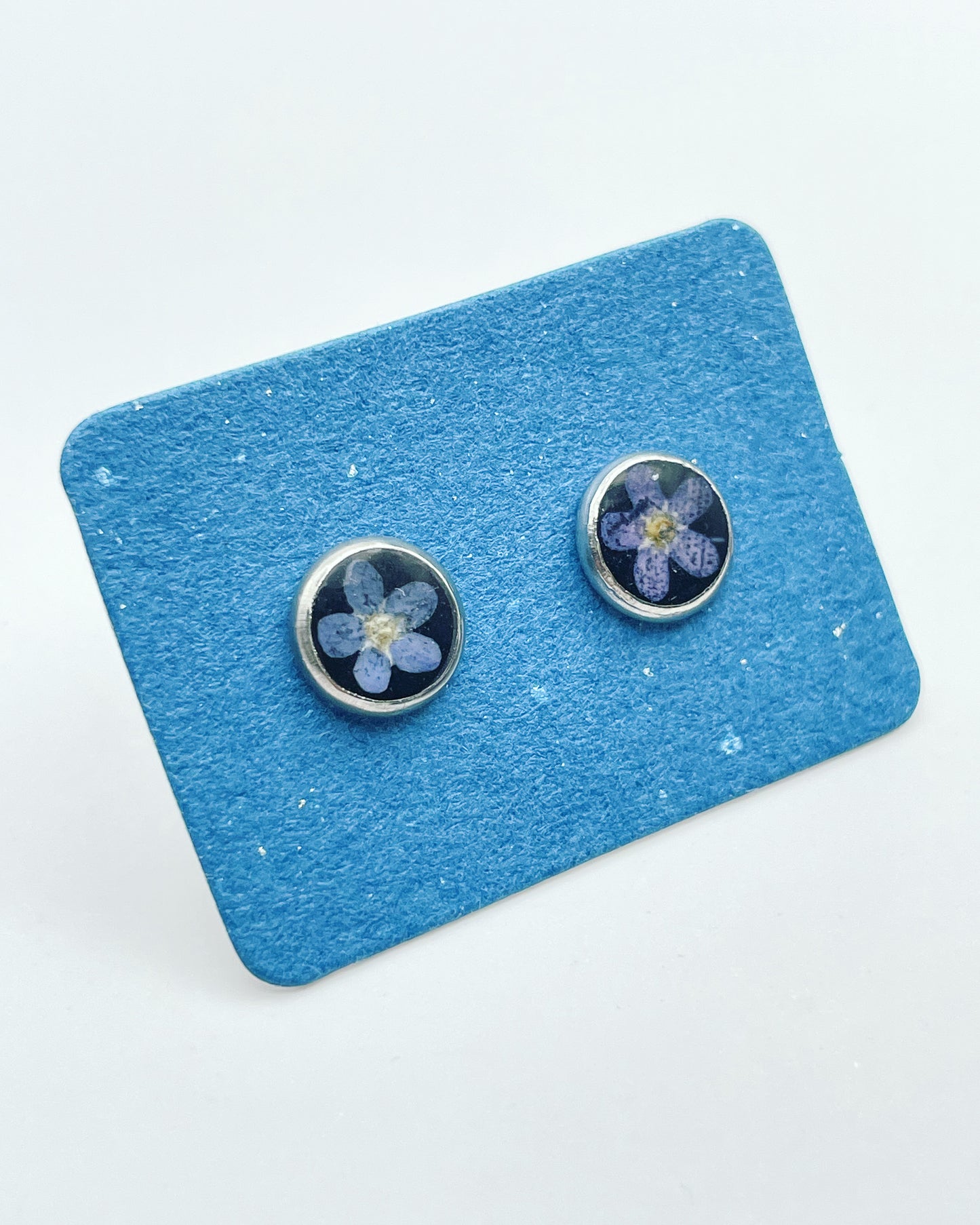 Stud earrings with forget-me-nots in black lacquer, in 6 or 10mm