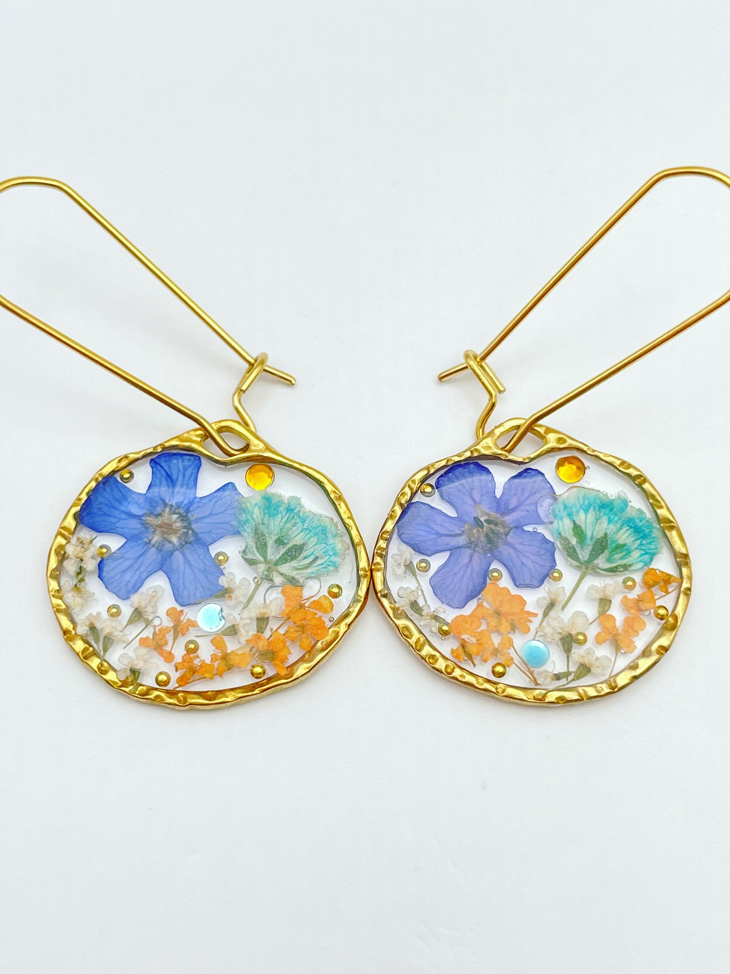 Dangle earrings with vintage colour flowers in gold or silver