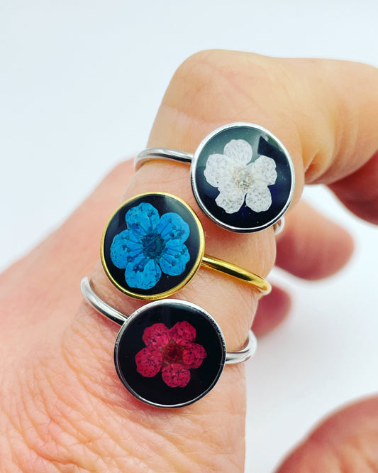 Ring with real flowers and black lacquer in 10mm