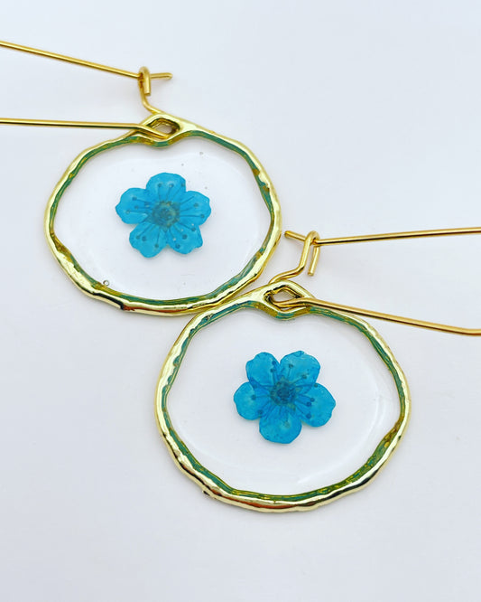 Dangle earrings with blue forget-me-not flowers