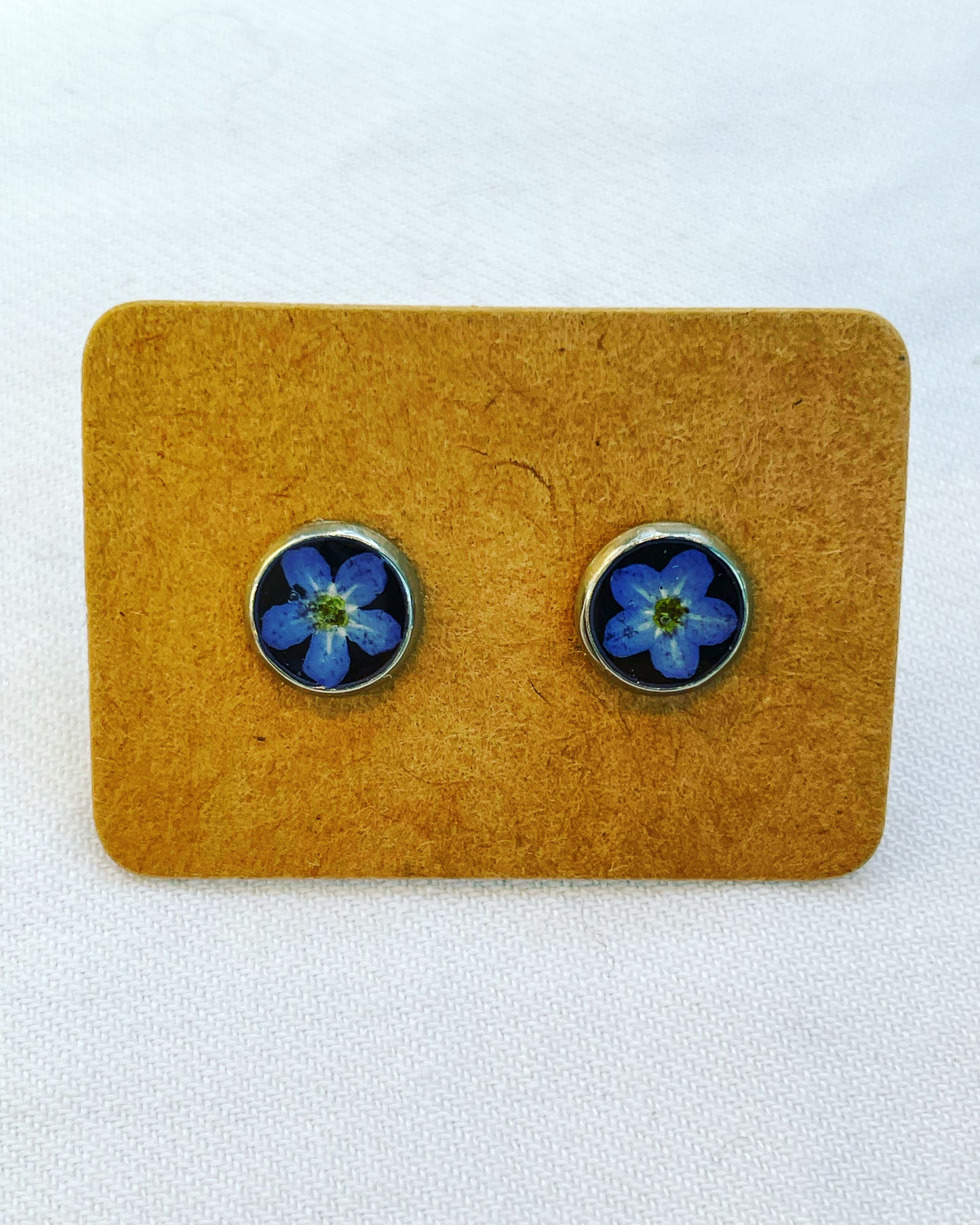 Stud earrings with forget-me-nots in black lacquer, in 6 or 10mm