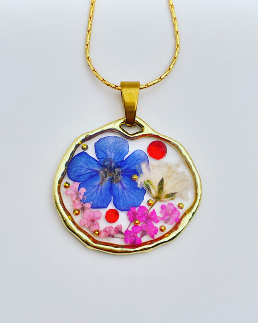 Pendant necklace with blue, white and pink gypsophila Flowers