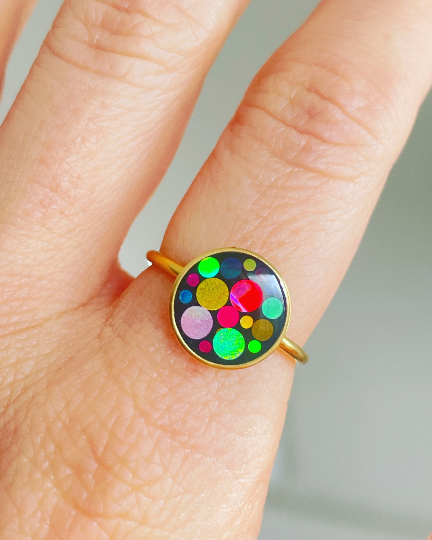 Colourful sparkly disco ring in 10mm