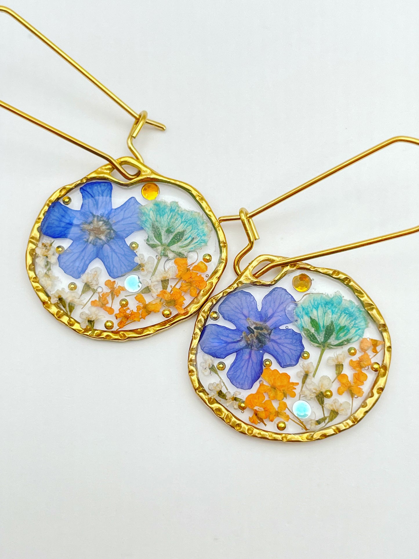 Dangle earrings with vintage colour flowers in gold or silver