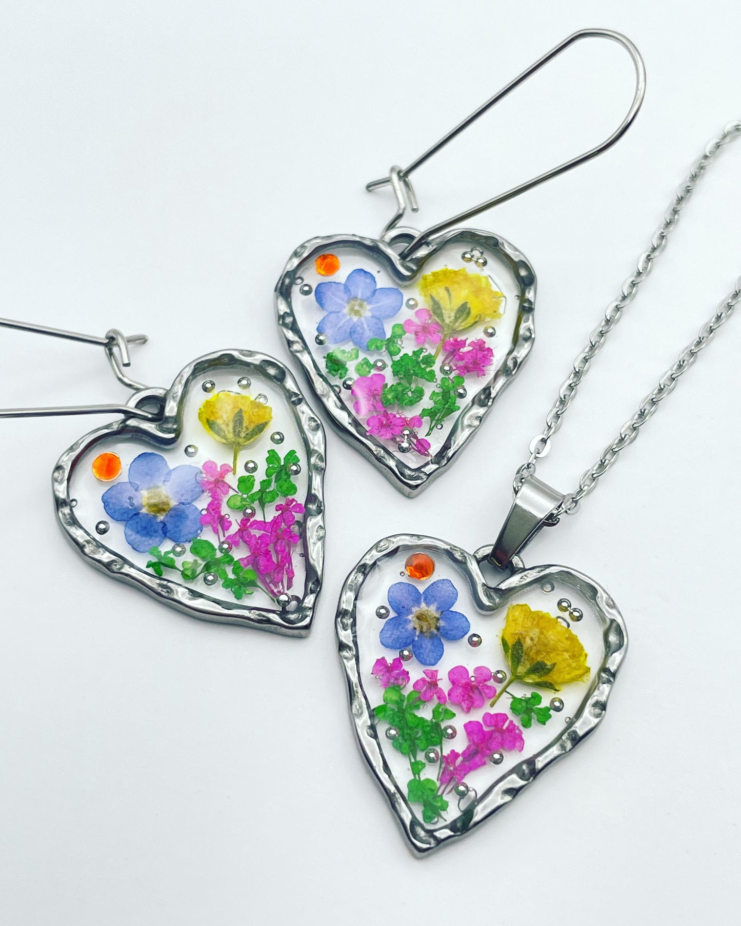 Heart dangle earrings with forget-me-not in gold or silver