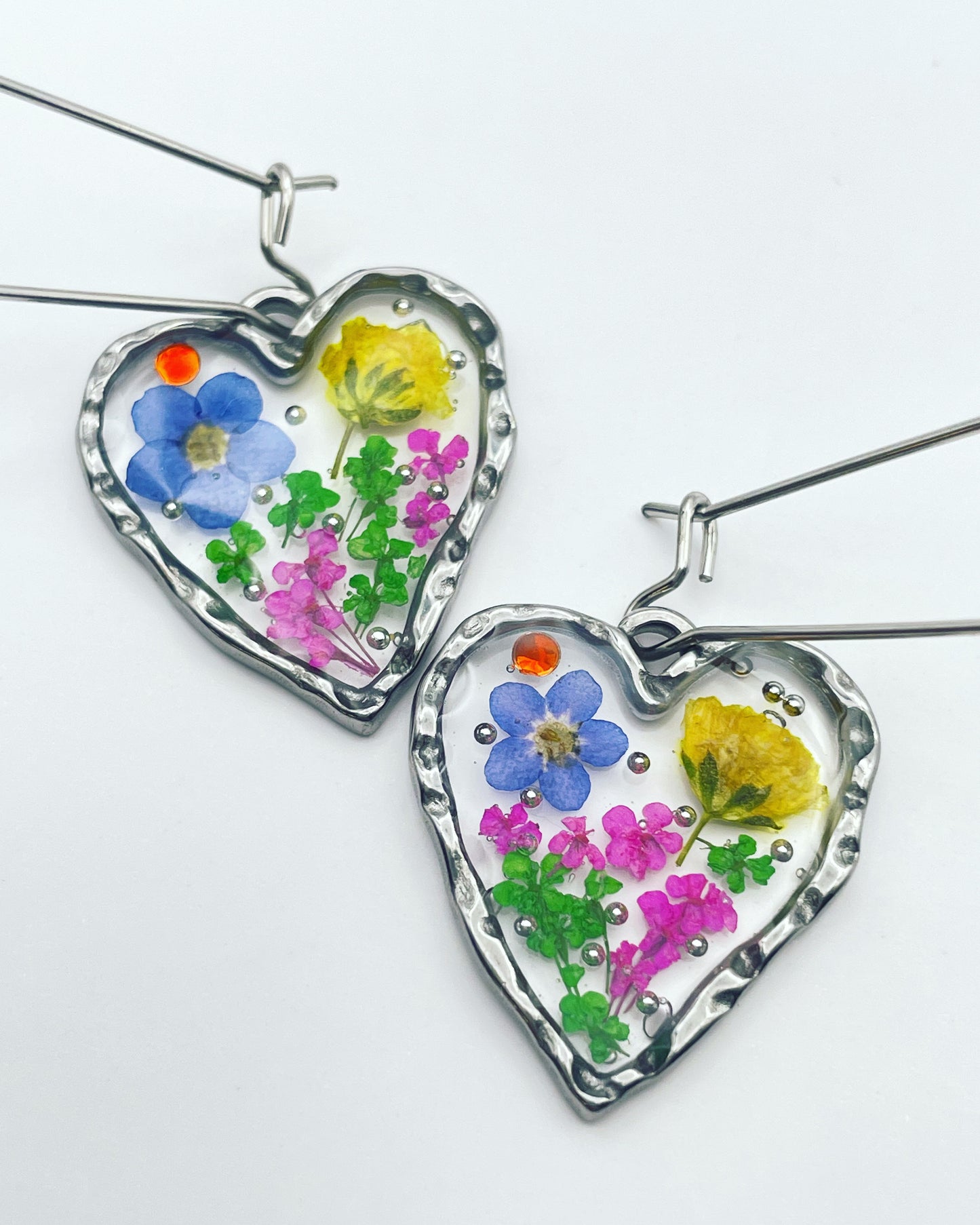 Heart dangle earrings with forget-me-not in gold or silver