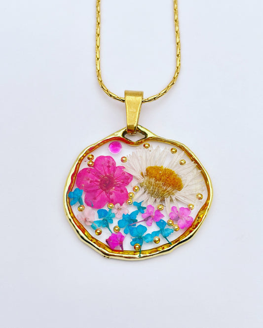 Pendant necklace with daisies and pink flowers in gold or silver