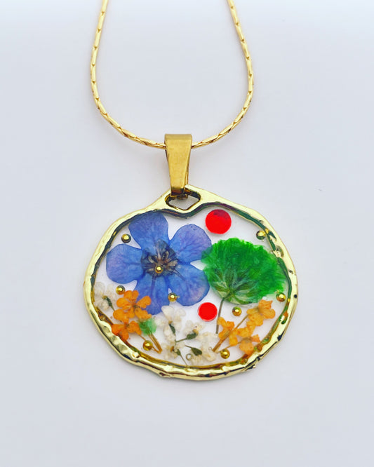 Pendant necklace with green flowers in gold or silver