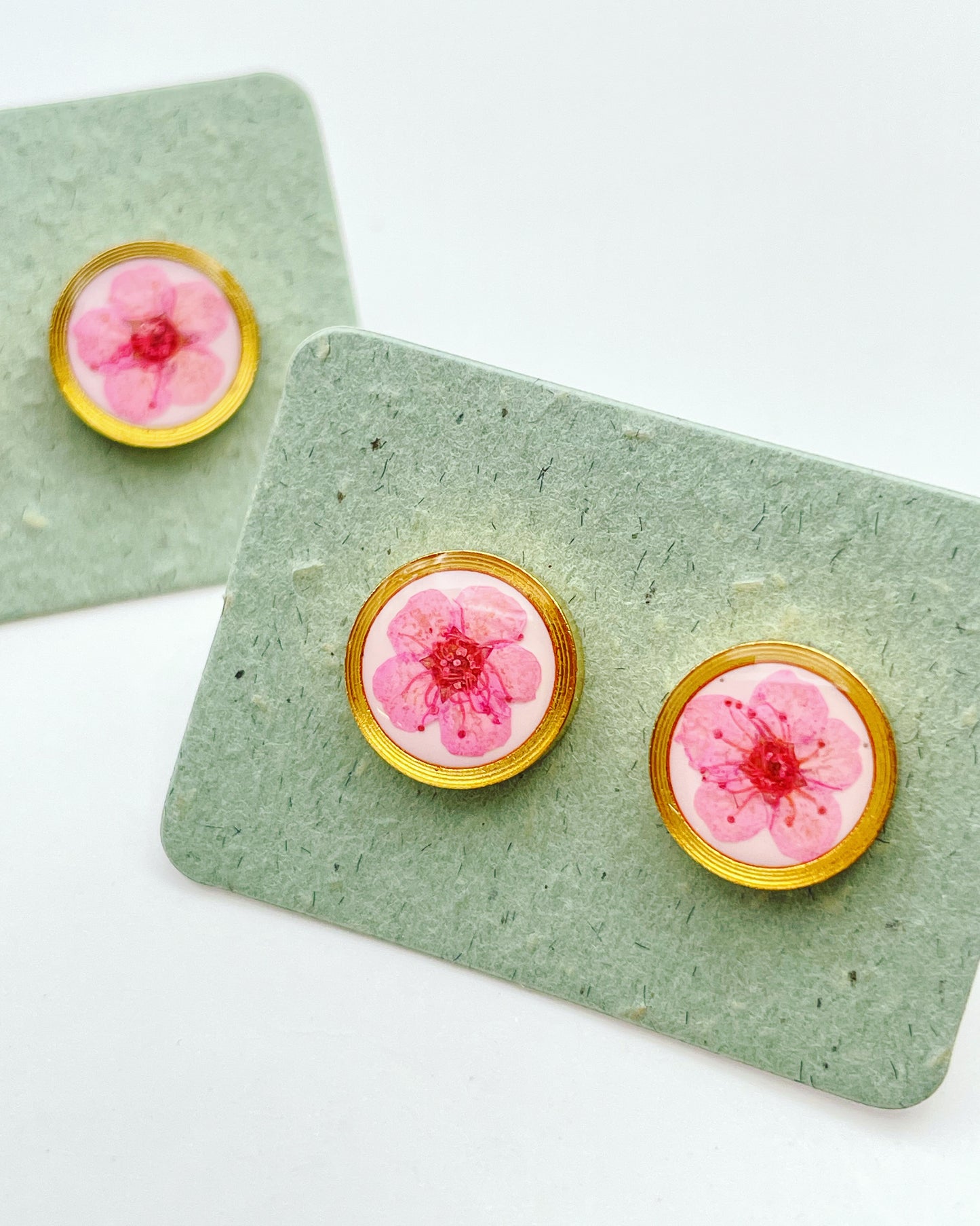 Stud earrings with colourful flowers in 10mm