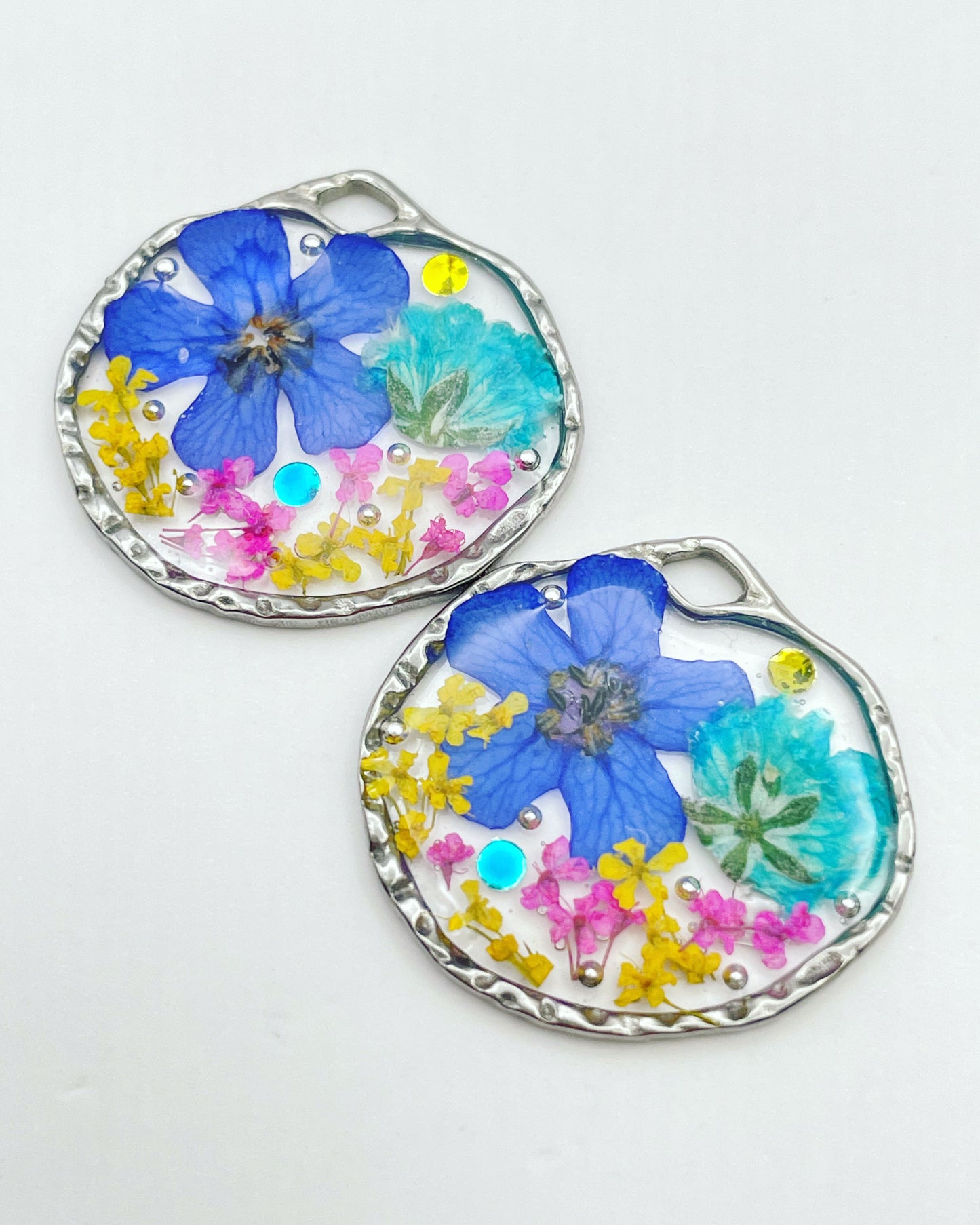 Dangle earrings with colourful flowers in gold or silver