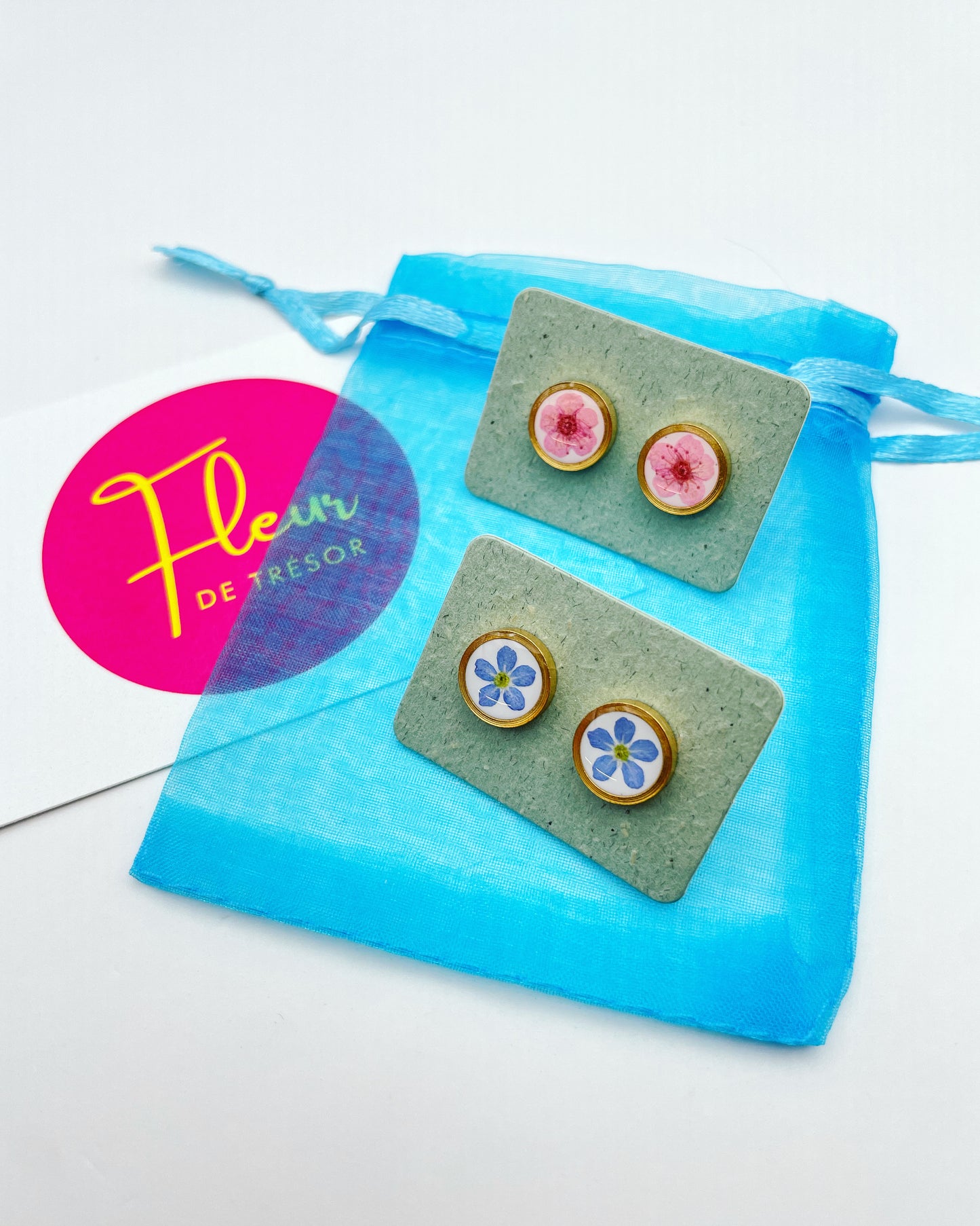 Stud earrings with forget-me-nots in white lacquer in 6mm