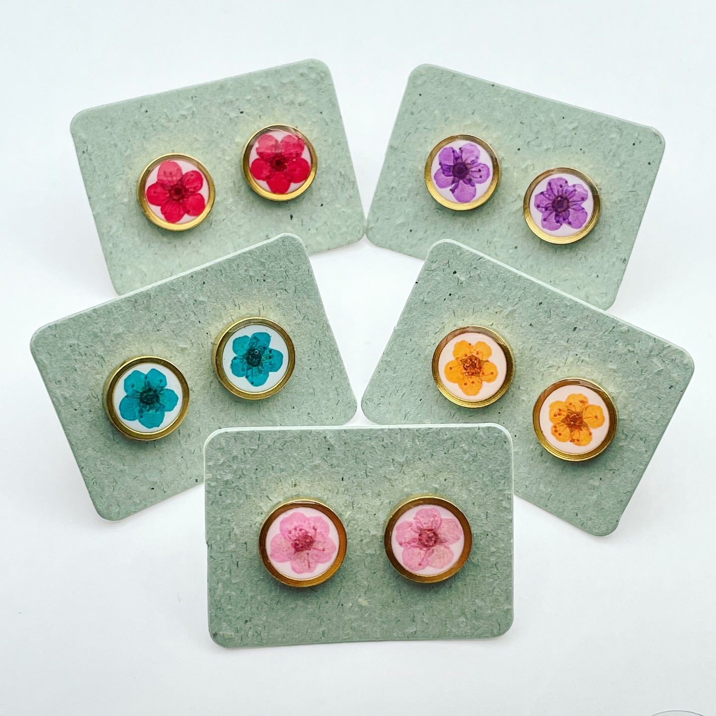 Stud earrings with colourful flowers in 10mm