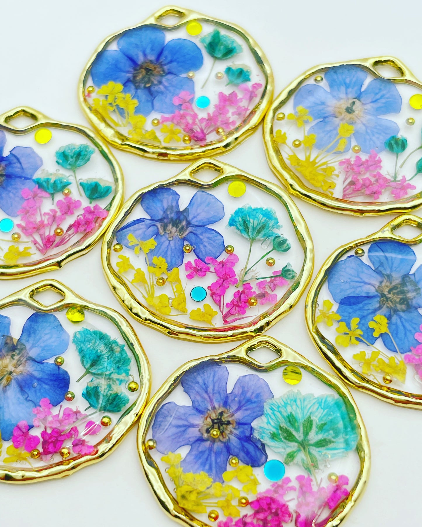 Pendant necklace with colourful flowers in gold or silver