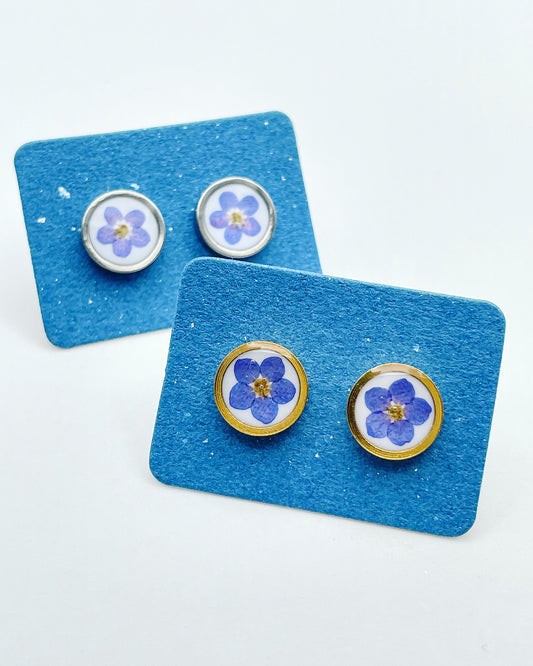 Stud earrings with forget-me-nots in silver or gold, in 10mm