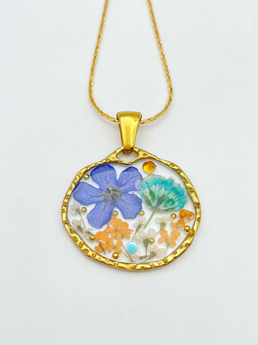 Pendant necklace with vintage colour flowers in gold or silver