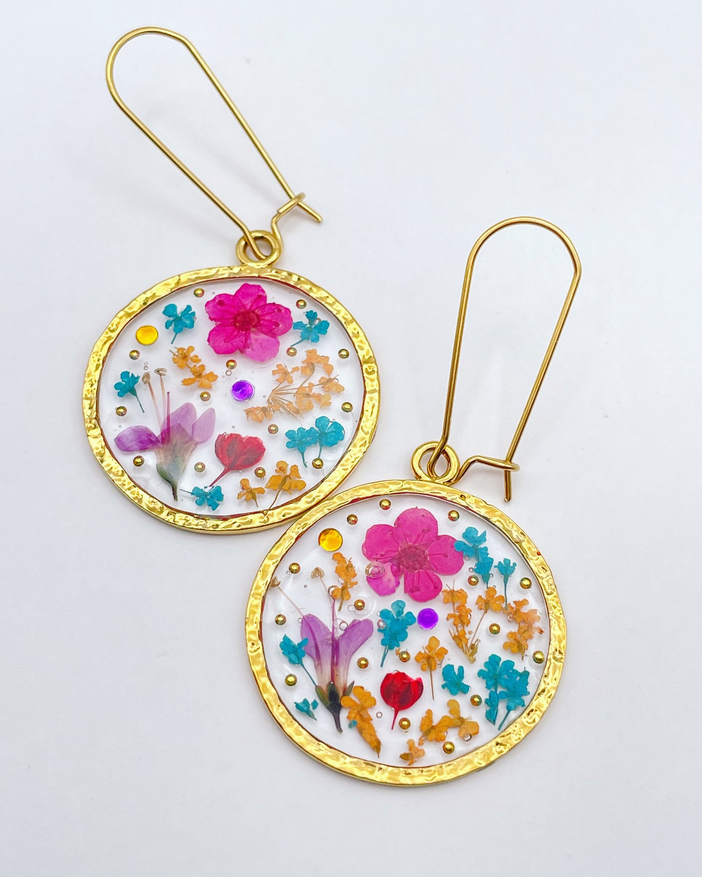 Statement earrings with pink flowers in gold