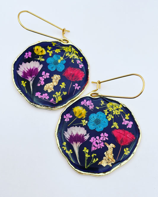 Black statement earrings with real flowers