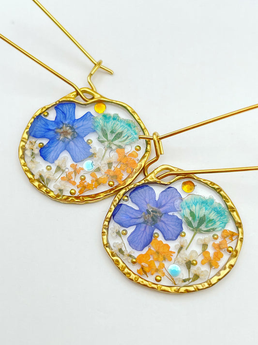 Dangle earrings with vintage colour flowers in gold or silver