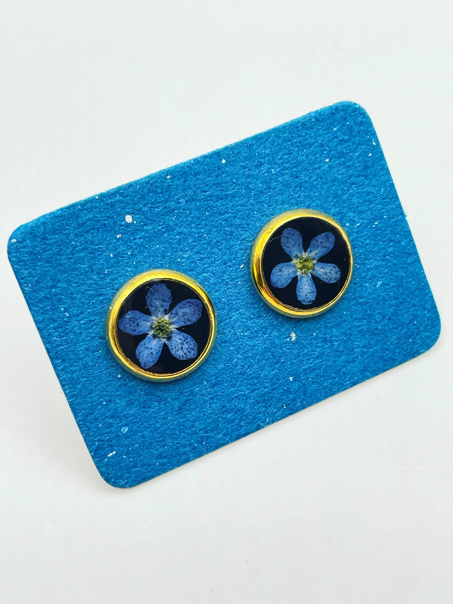 Stud earrings with forget-me-nots in black lacquer, in 6 or 10mm