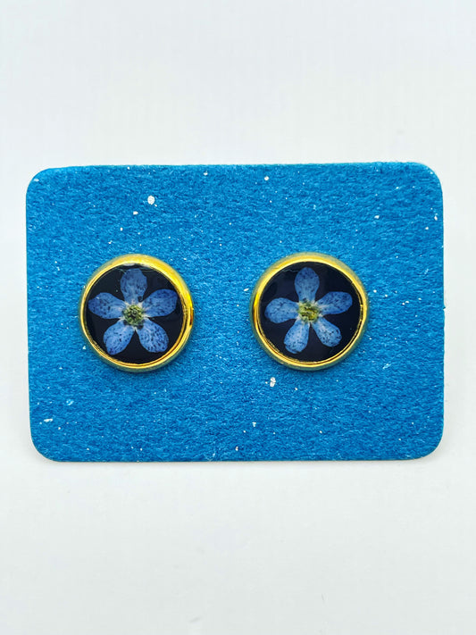 Stud earrings with forget-me-nots in black lacquer, in 6 or 10mm