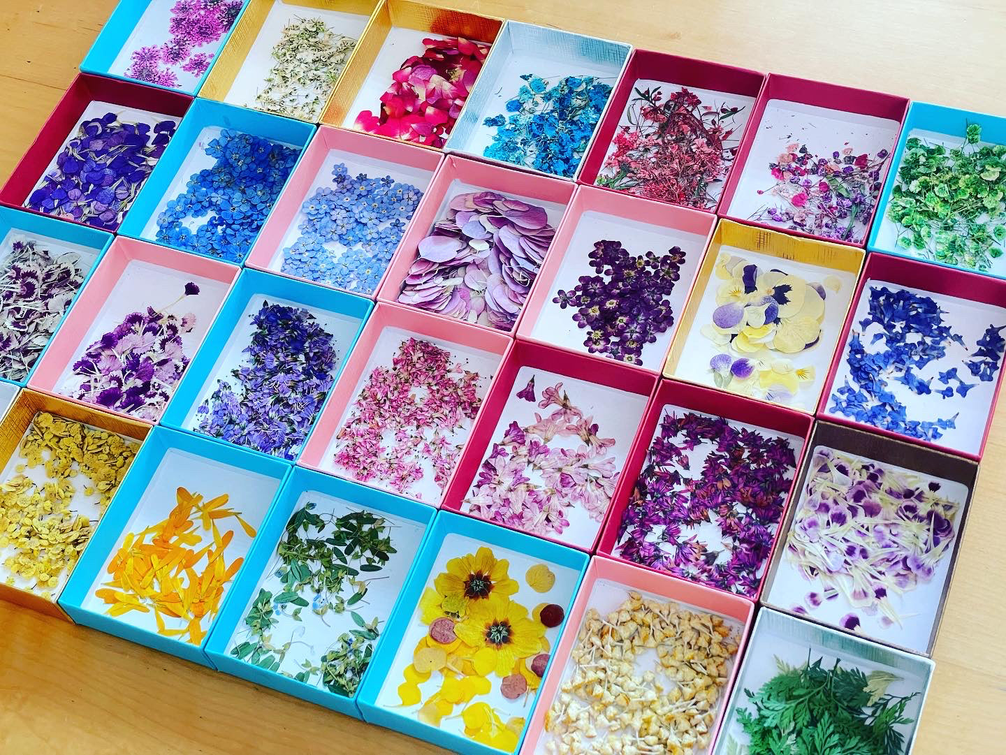 Boucles d'oreilles pendantes avec fleurs aux couleurs vintage