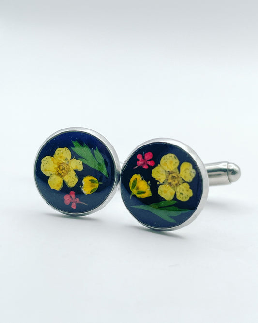 Black cufflinks with yellow flowers in silver or gold in 12mm