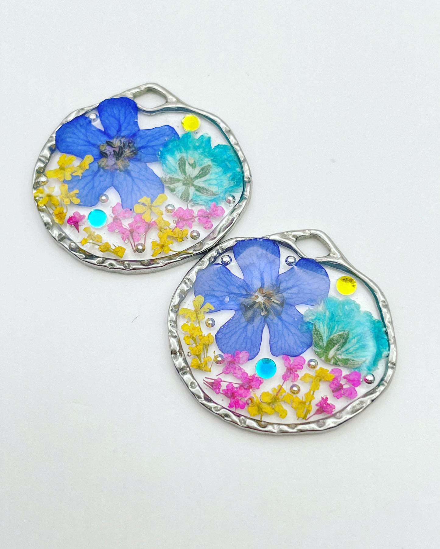 Dangle earrings with colourful flowers in gold or silver