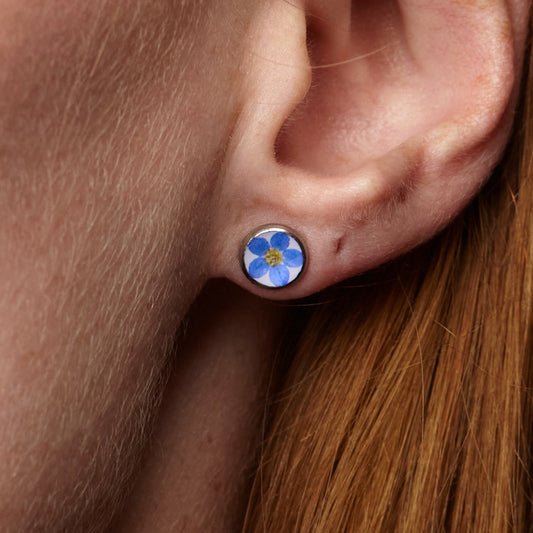 Stud earrings with forget-me-nots in white lacquer in 6mm
