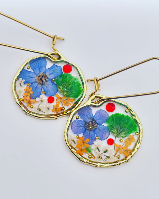 Dangle earrings with green flowers in gold or silver