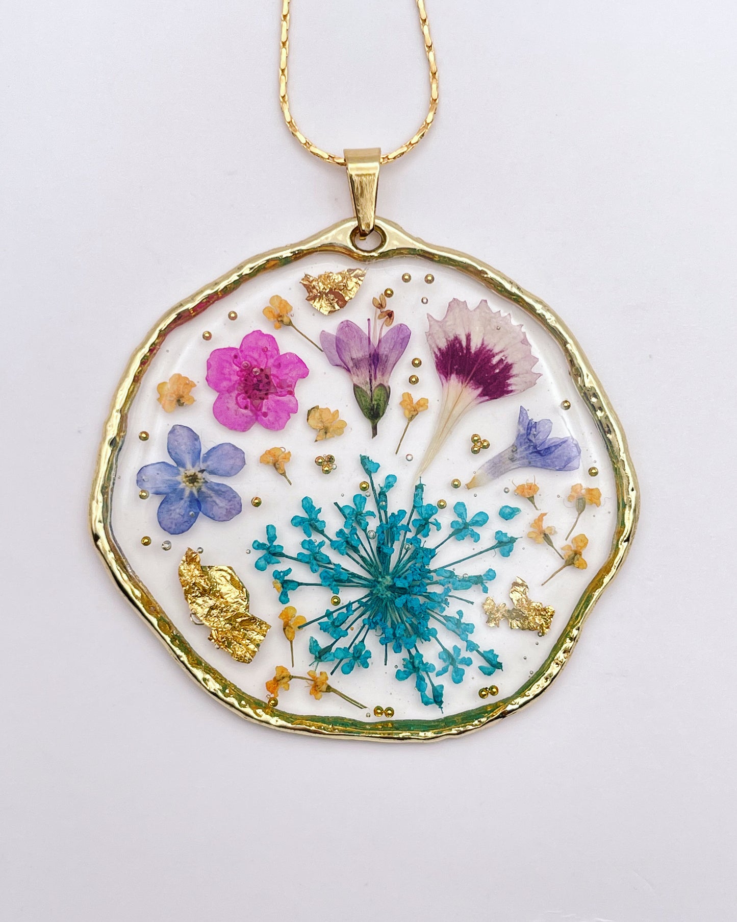 Large pendant necklace with blue and pink Flower