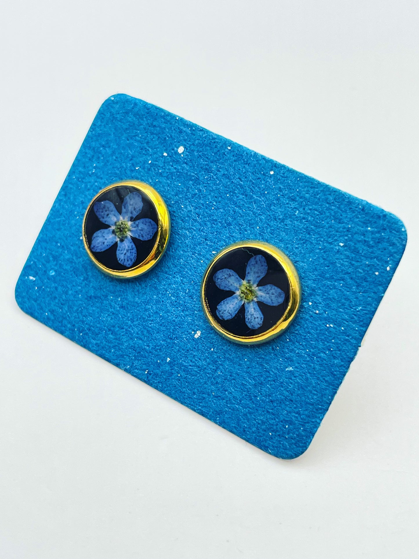 Stud earrings with forget-me-nots in black lacquer, in 6 or 10mm