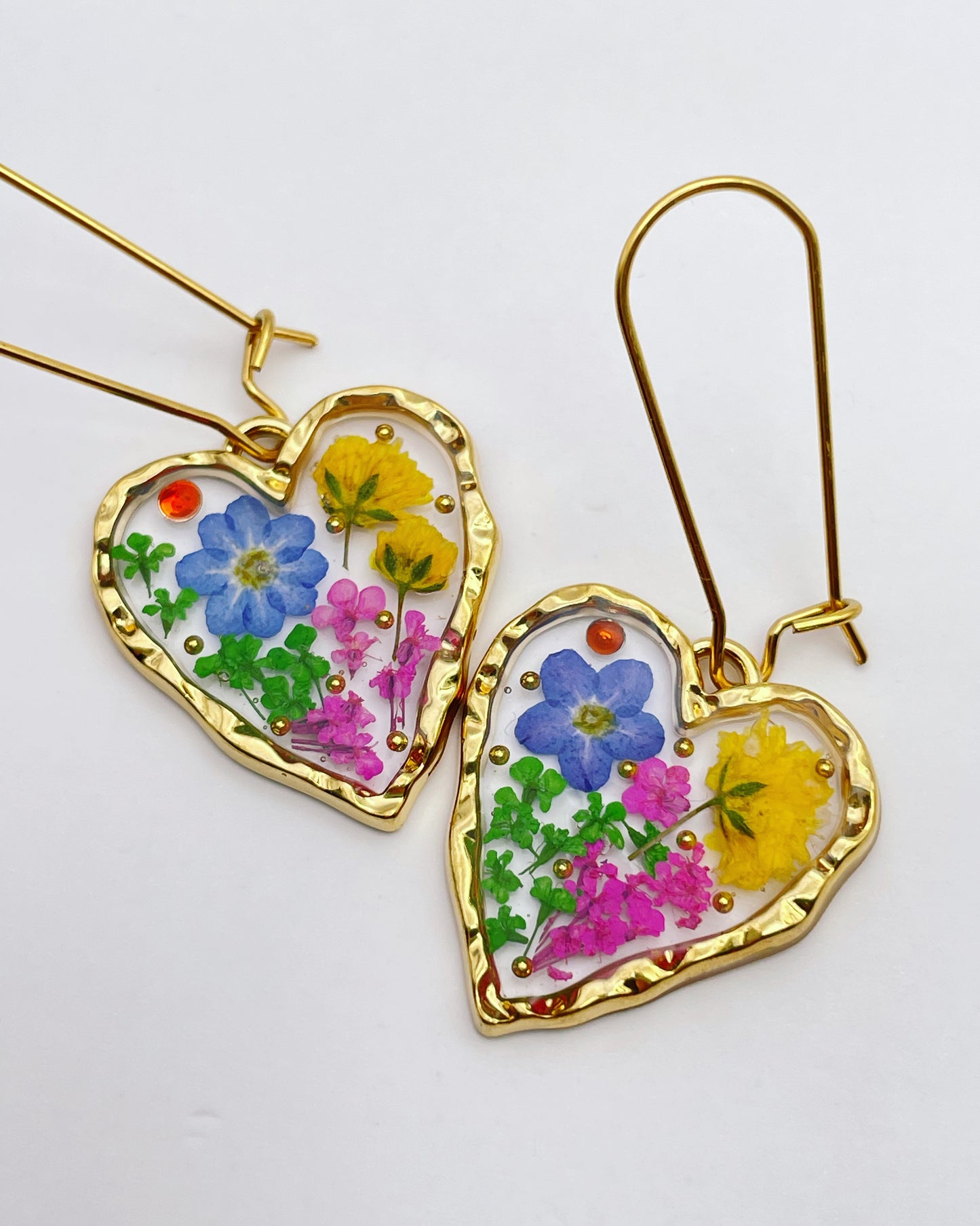 Heart dangle earrings with forget-me-not in gold or silver