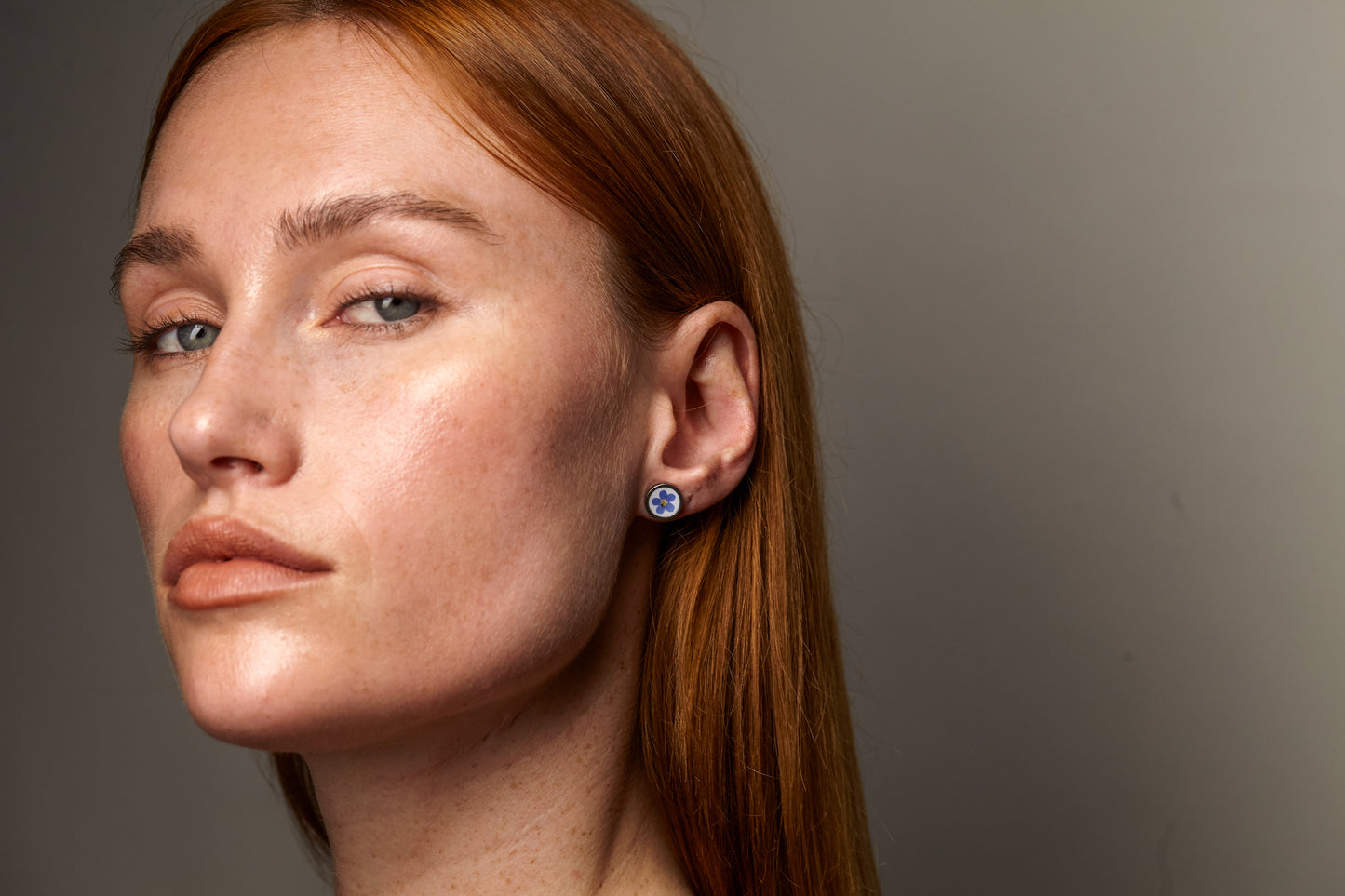 Stud earrings with colourful flowers in 10mm