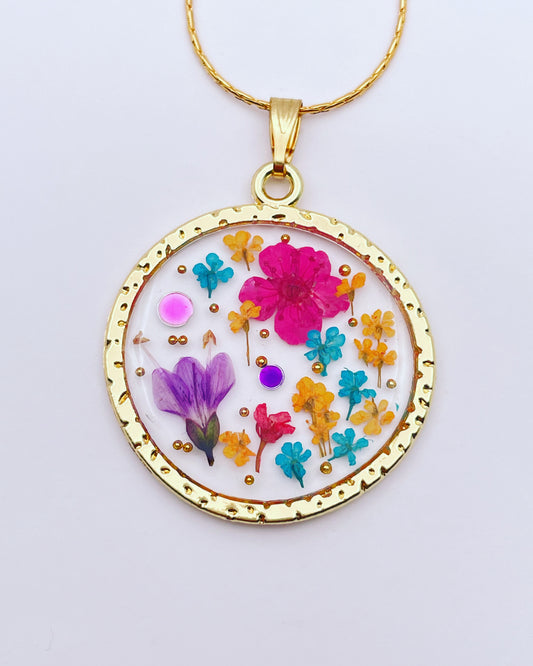 Statement necklace with pink flowers in gold
