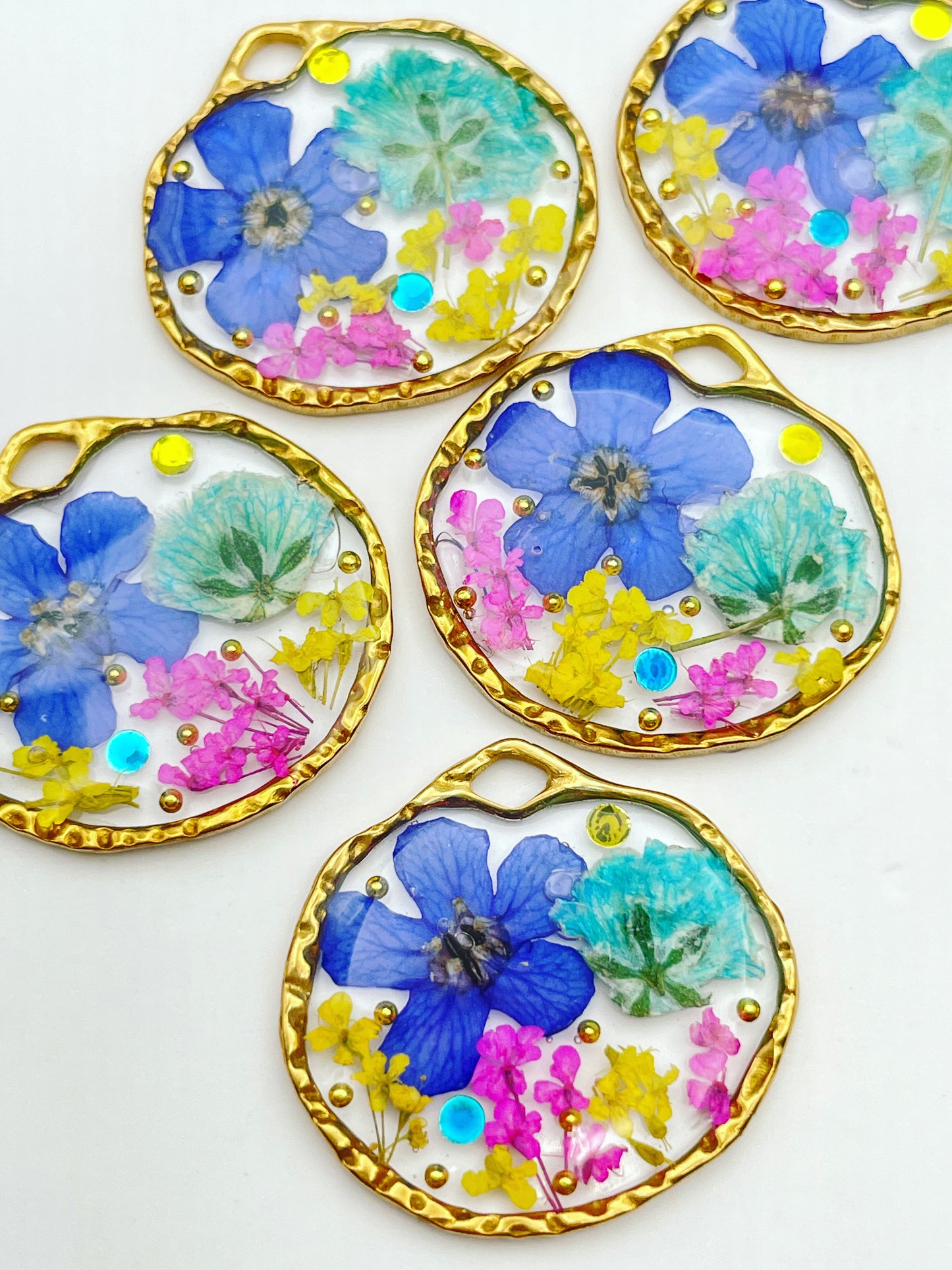 Pendant necklace with colourful flowers in gold or silver