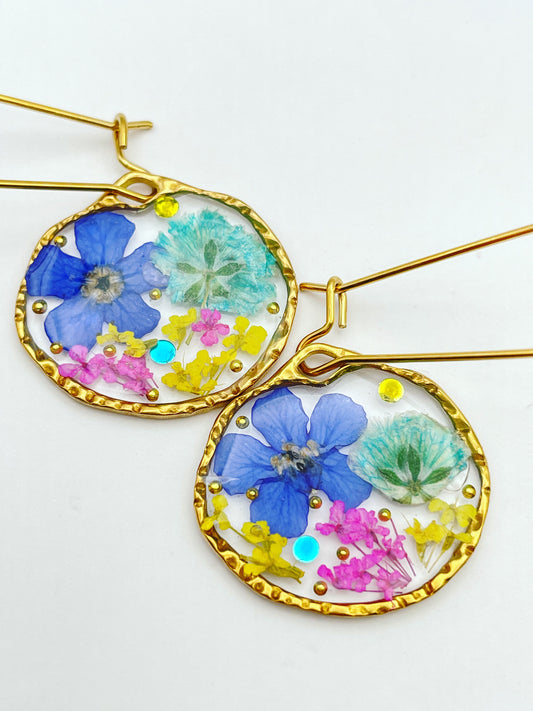 Dangle earrings with colourful flowers in gold or silver