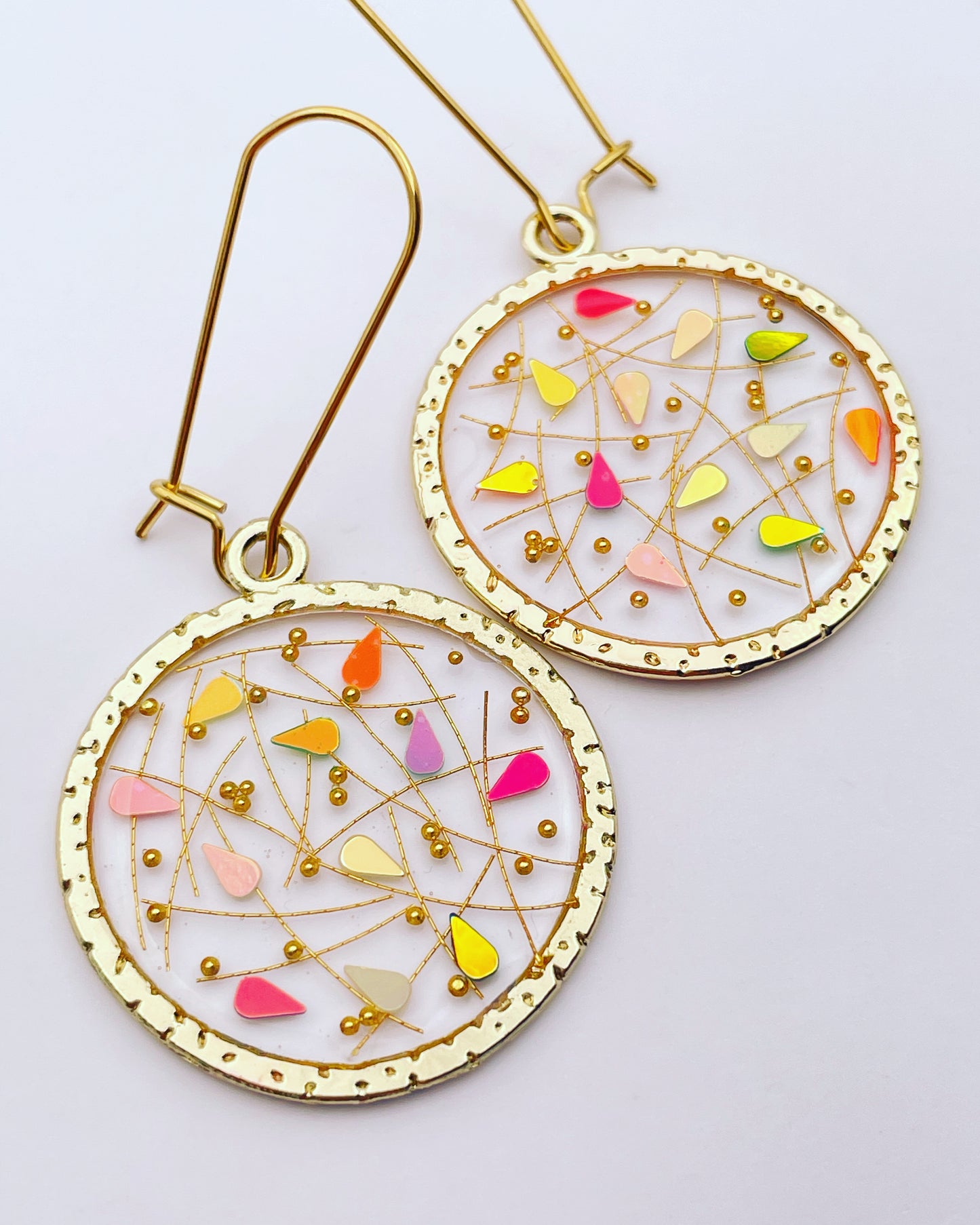 Elegant disco earrings with gold sparkles