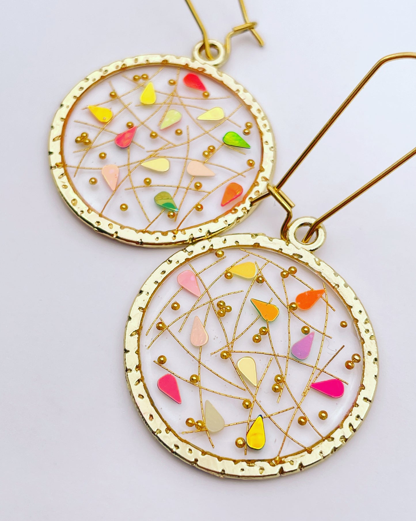 Elegant disco earrings with gold sparkles