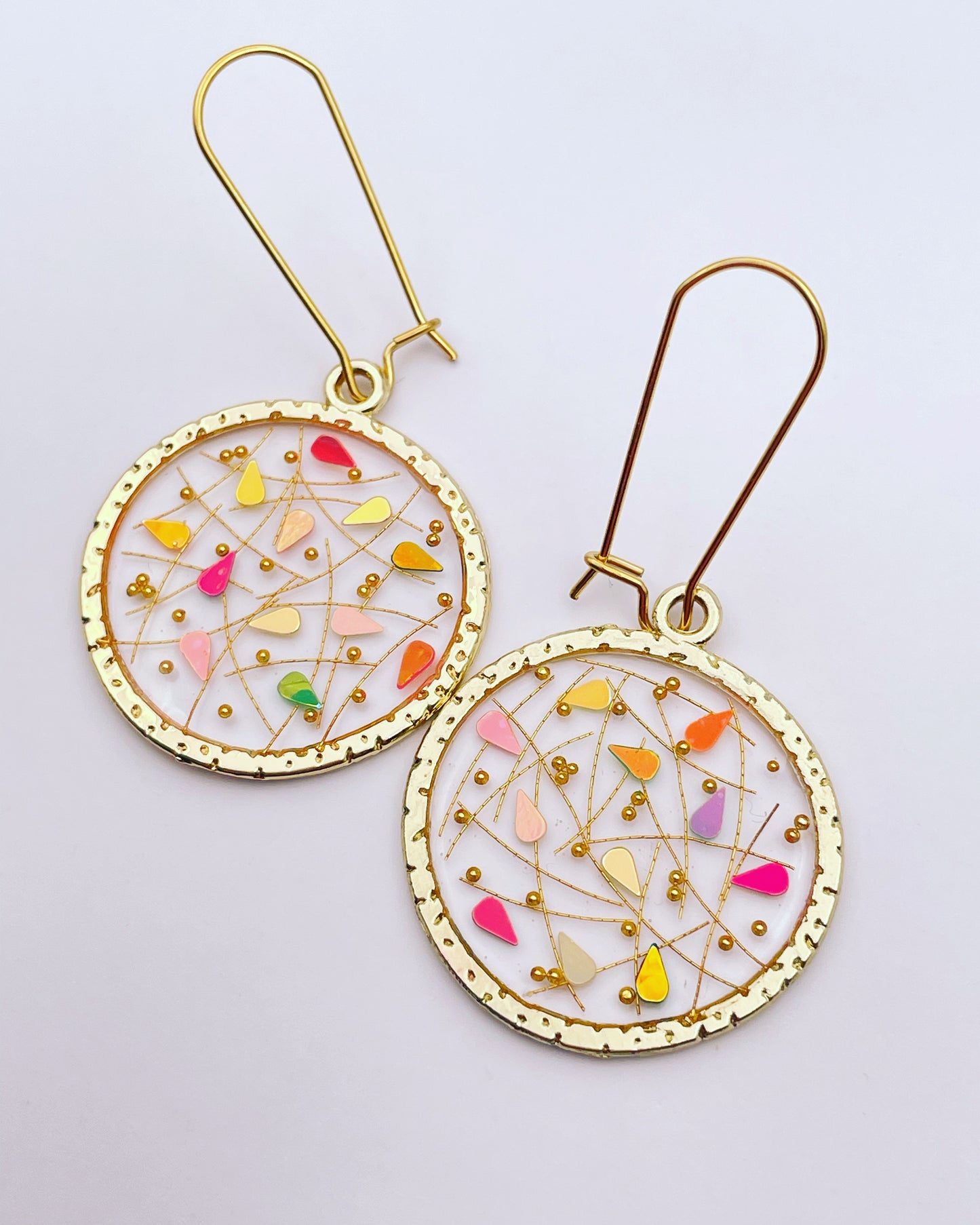 Elegant disco earrings with gold sparkles