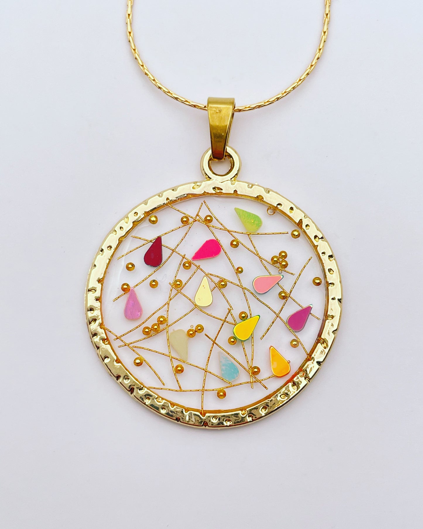 Elegant disco pendant necklace with gold sparkles