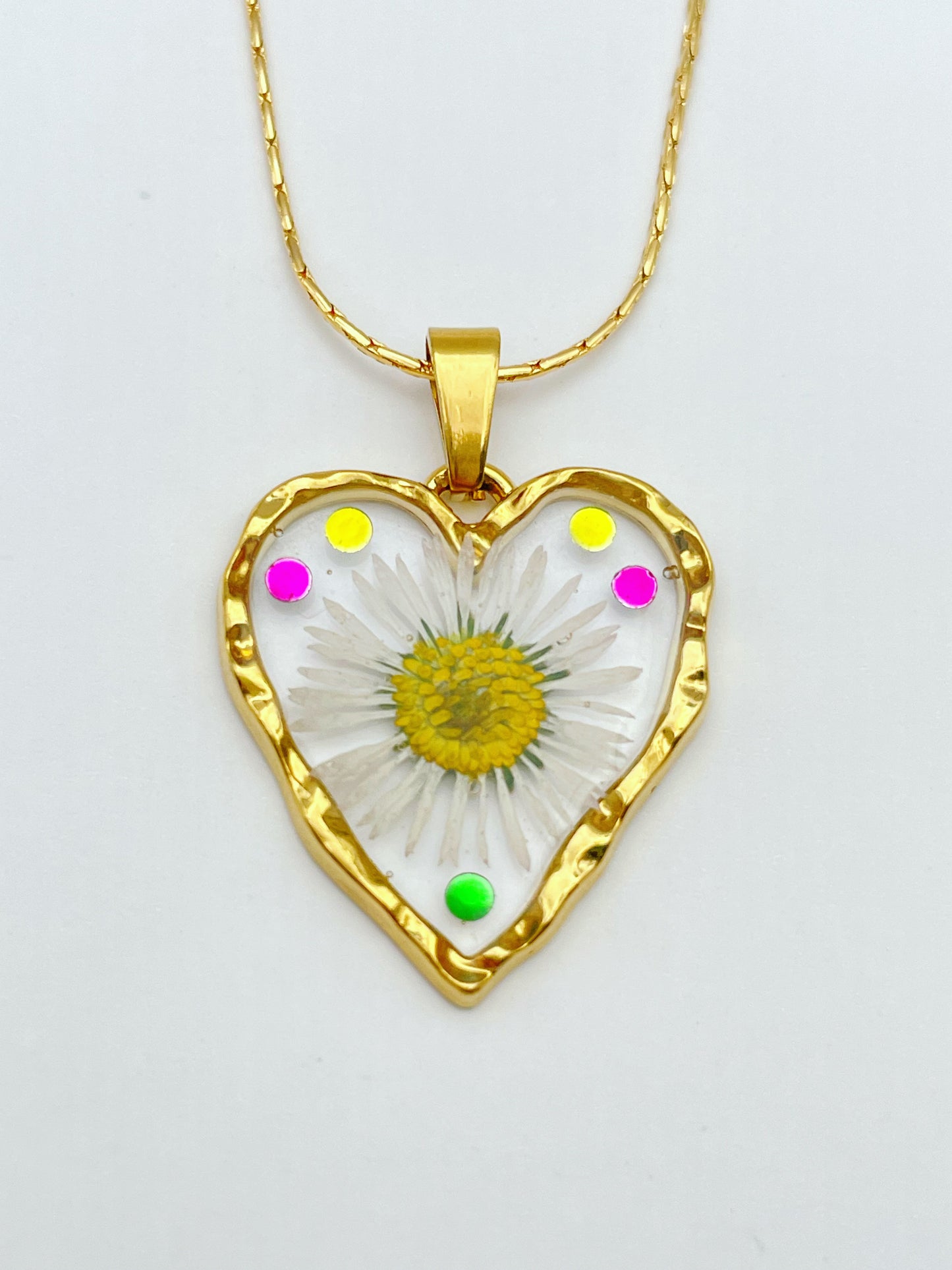 Heart dangle earrings with real daisy flowers