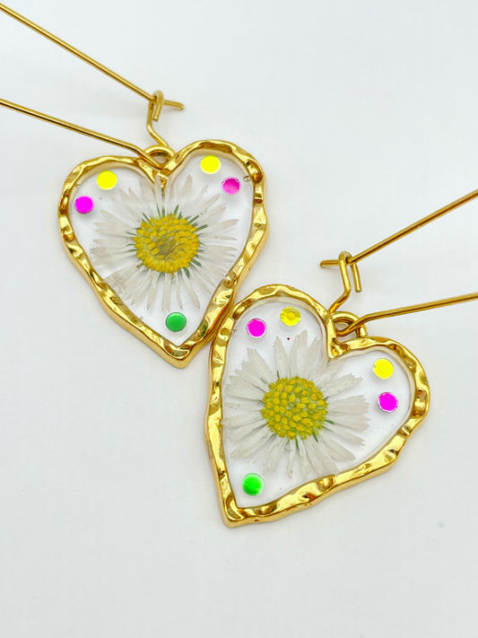 Heart dangle earrings with real daisy flowers
