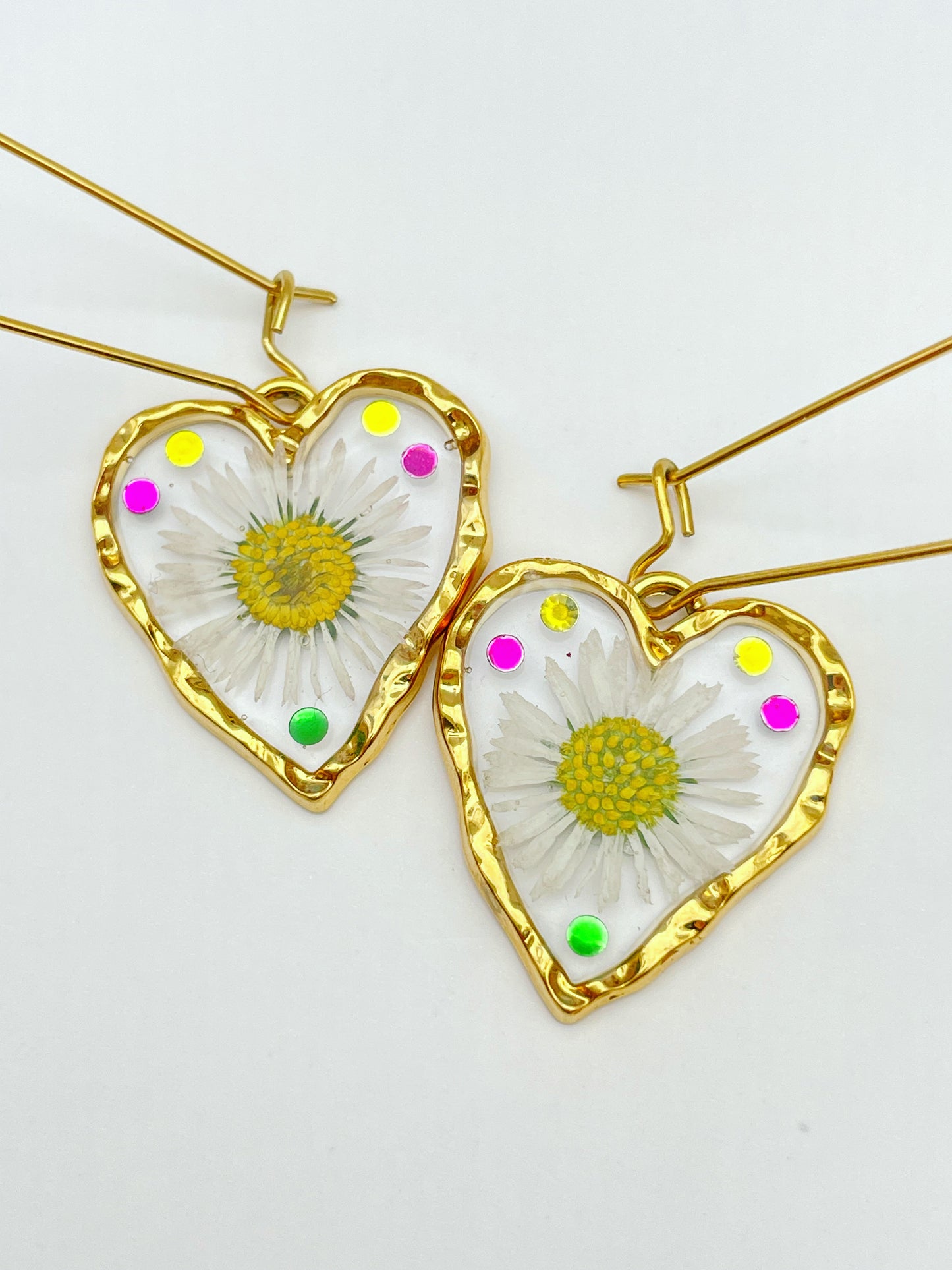 Heart dangle earrings with real daisy flowers